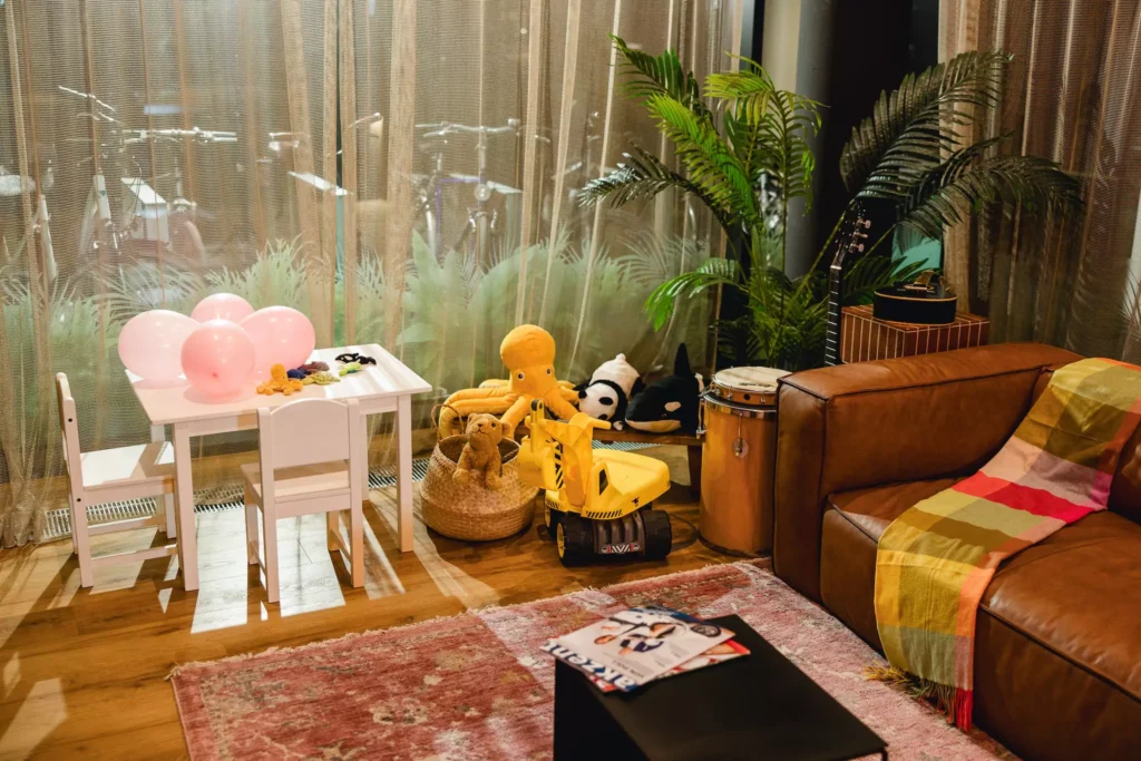 Spieleecke für Kinder in modernem Hotel