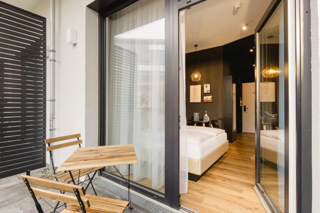 Hotelzimmer mit Balkon und Doppelbett