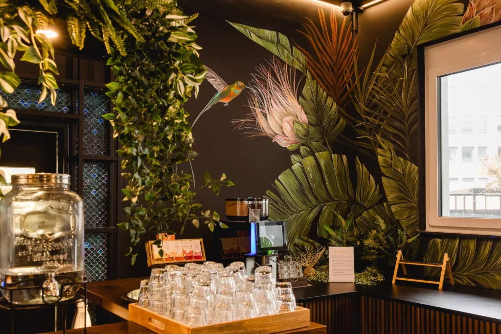 Bunte Wand und Kaffemaschine in modernem Hotel