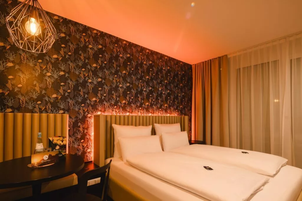 Großes Bett mit weißen Laken