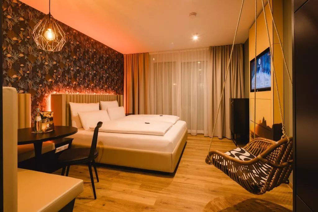 Großes Bett mit weißen Laken