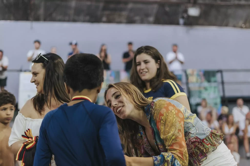 Louisa Titz verleiht Kind eine Medaille