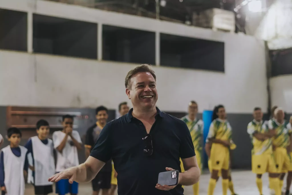 Amos Engelhardt spricht vor einem Fußballspiel