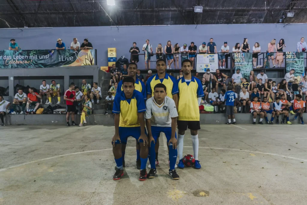 Sechs Jungen machen ein Teamfoto nach dem Fußballspiel