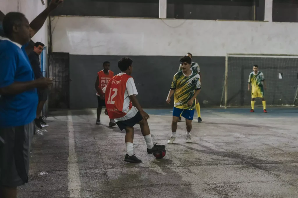 Kinder Spielen Fußball