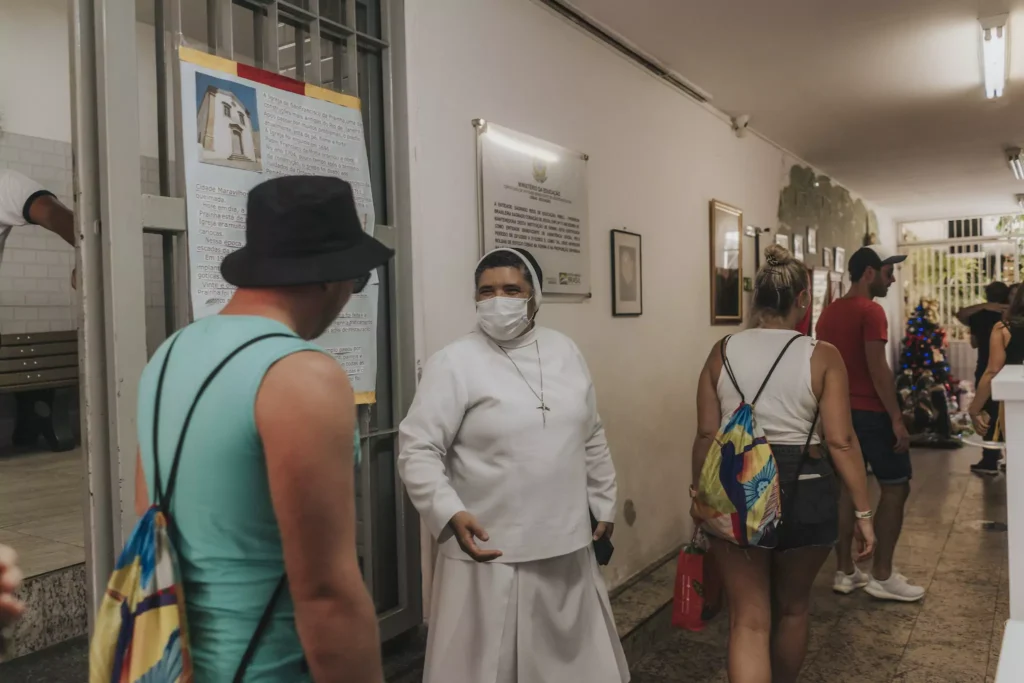 Personen gehen durch die Schule