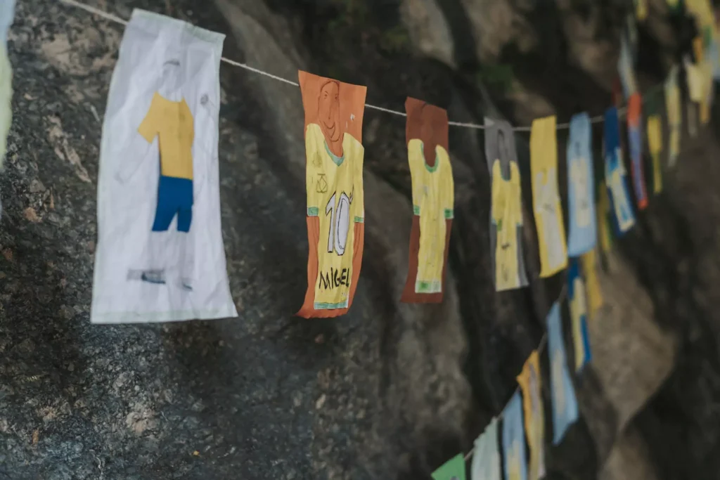 Kinder haben brasilianische Fußballtrikots gemalt