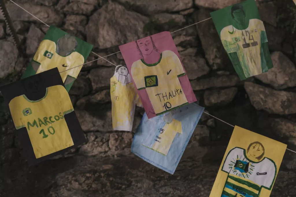 Kinder haben brasilianische Fußballtrikots gemalt