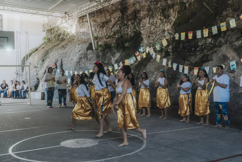 Kinder einer Schule in Rio de Janeiro die einen Tanz aufführen.
