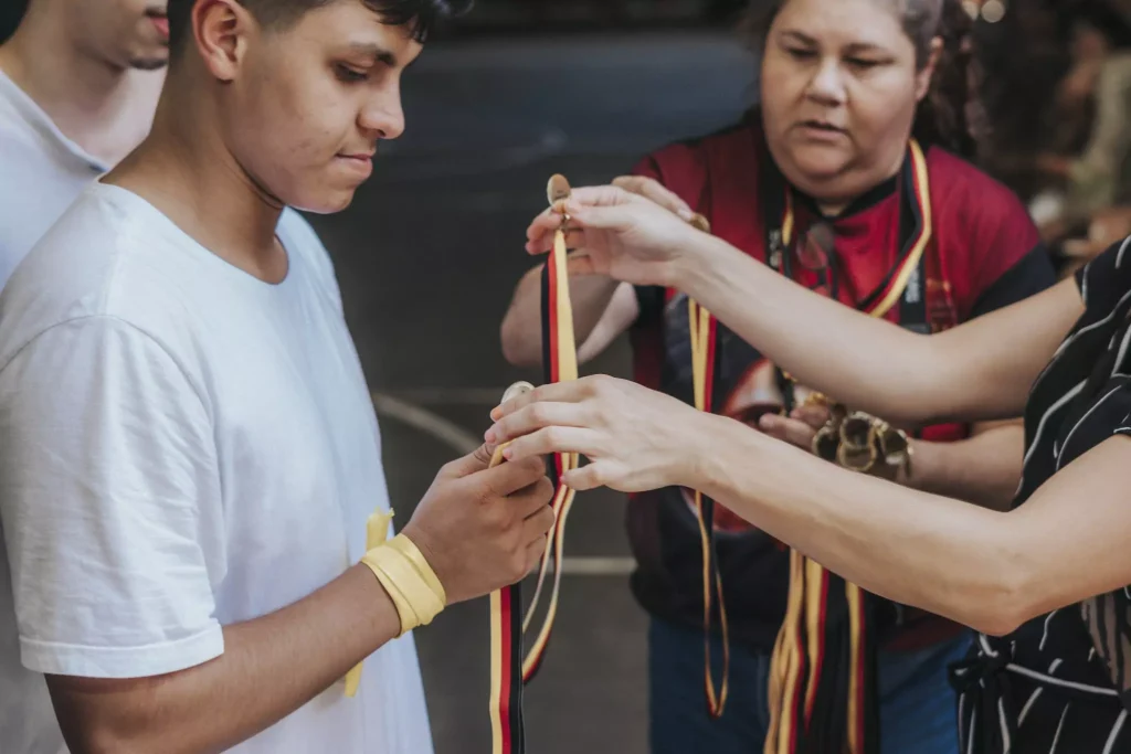 Einem Kind wird eine Medaille verliehen