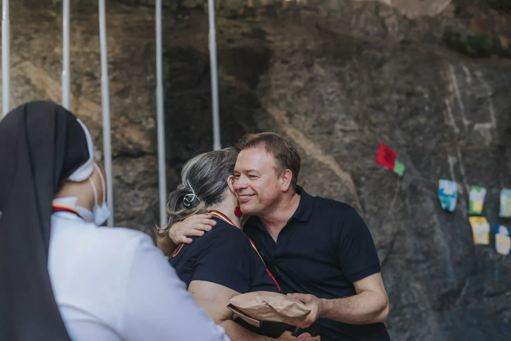 Amos Engelhardt umarmt Leiterin einer Schule in Rio de Janeiro