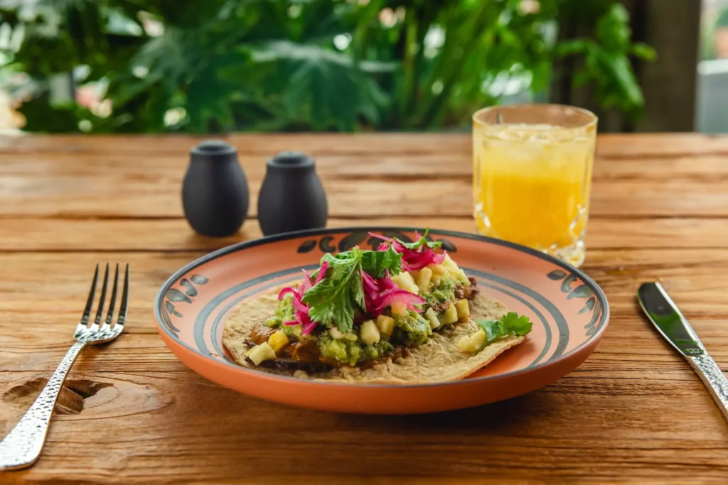 Tacos auf buntem Teller mit Cocktail