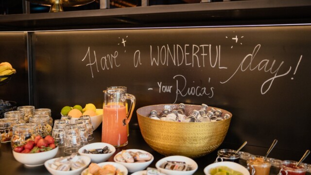 Frühstücksbuffet mit frischem Obst und Saft