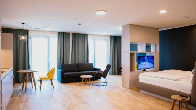 Graues Sofa vor großem Fenster