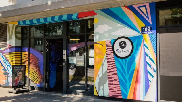 Bunte Wand im Eingangsbereich