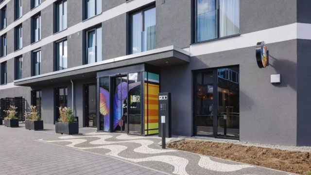 Eingang zum Hotel Rioca mit gemustertem Boden