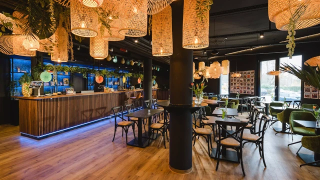 Hotellobby und Frühstücksbereich mit Hotelstühlen und Holzboden und bunten Akzenten