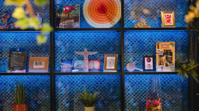 Bar mit bunten Akzenten und blauem Hintergrund in Design Hotel