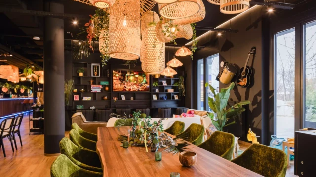 Lobby von modernem Design Hotel in Stuttgart mit großem Tisch und TV