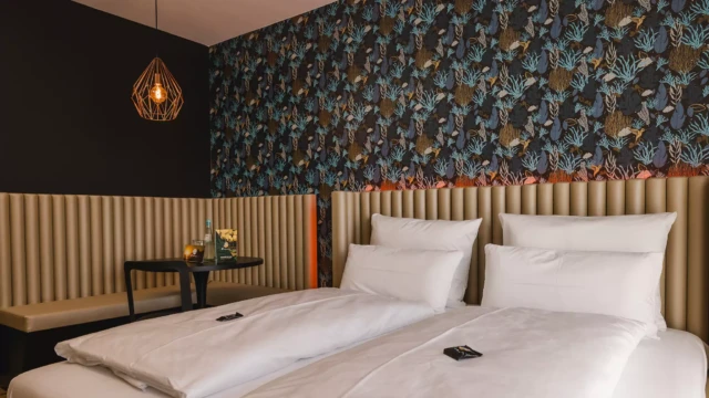 Modernes Hotelzimmer mit großem Doppelbett in Stuttgart