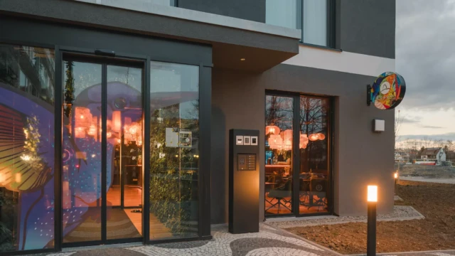 Eingang zum Design Hotel Rioca mit stimmungsvollen Lichtern.