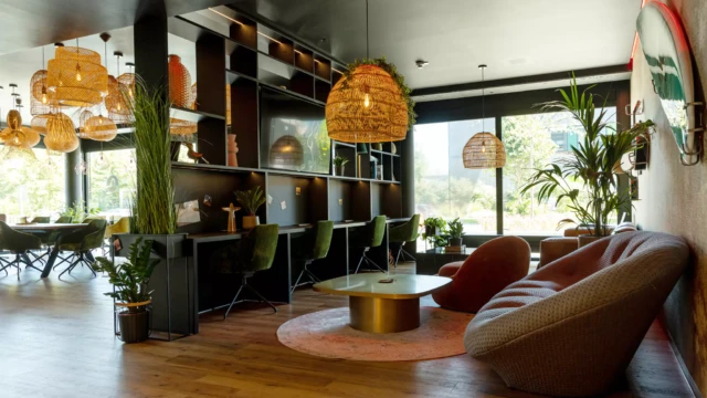 Hotel Lobby mit bunten möbeln und großem Sofa