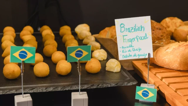 Frühstücksbuffet mit brasilianischen Snacks, Gebäck und Brot.