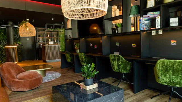 schwarzer Marmortisch in Design Hotel