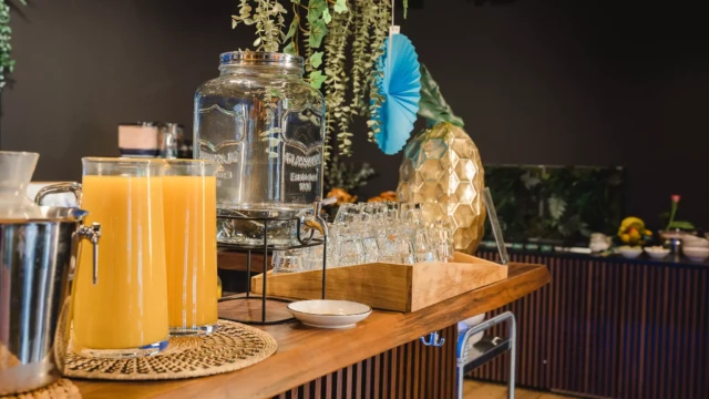 Frühstücksbuffet mit Orangensaft