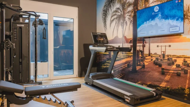 Fitnessraum mit Laufband und Fitnessgeräten in Design Hotel