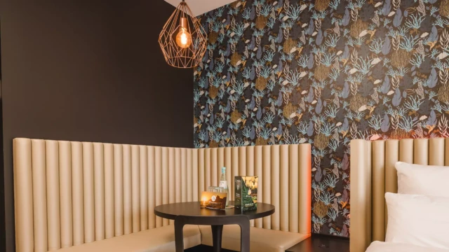 Hotelzimmer mit großem Bett und Esstisch