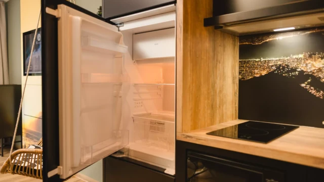 Küche mit Kühlschrank in modernem Hotel