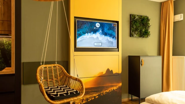 TV und Hängesessel in Design Hotelzimmer