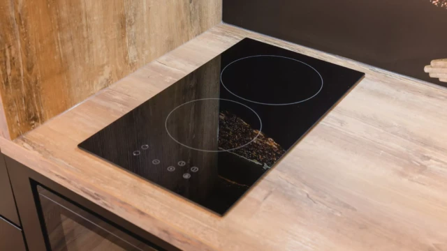 Cerankochfeld in moderner Küche in Hotel