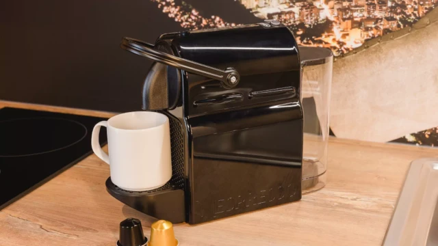 Kaffeemaschine in modernem Hotelzimmer