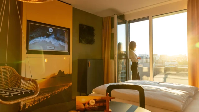 Design Hotel Zimmer mit Balkon bei Sonnenuntergang.