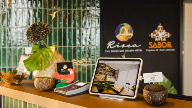 Self-Check-In vor Wand mit grünen Fliesen