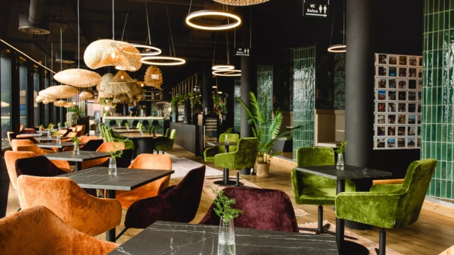 Schwarzer Marmortisch mit bunten Stühlen