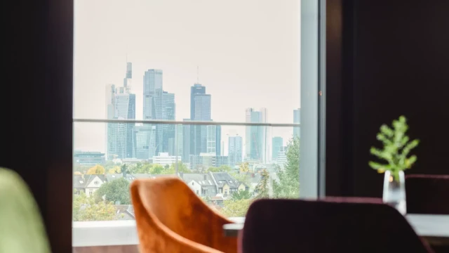 Oranger Stuhl vor Skyline von Frankfurt