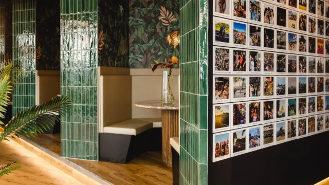 Sitzecke mit grünen Wandfließen