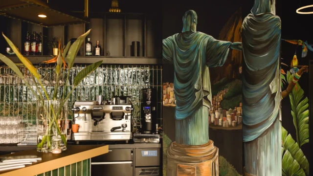 Schwarze Wand mit buntem Gemälde und Kaffemaschine