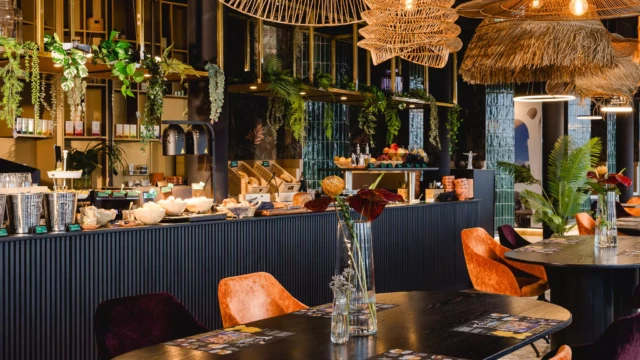 Frühstücksbuffet und orange Stühle