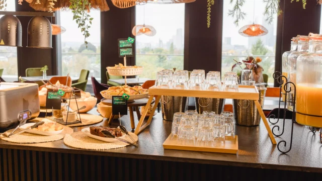 Frühstücksbuffet mit Aussicht über Frankfurt