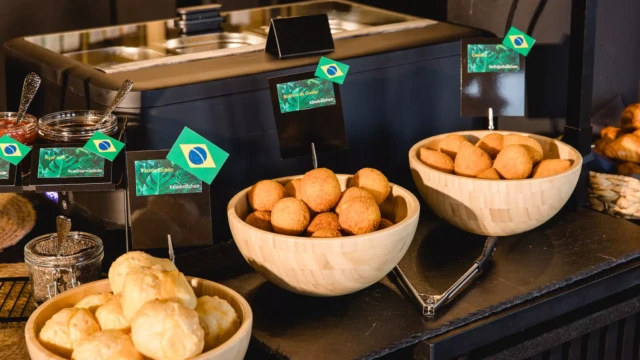 Frühstücksbuffet mit brasilianischen Snacks