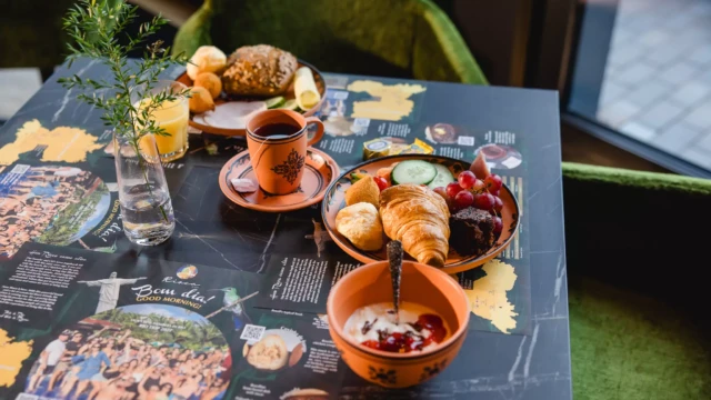Teller mit Croissant, Obst und Gemüse