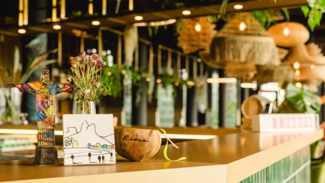 Bar mit bunter Dekoration