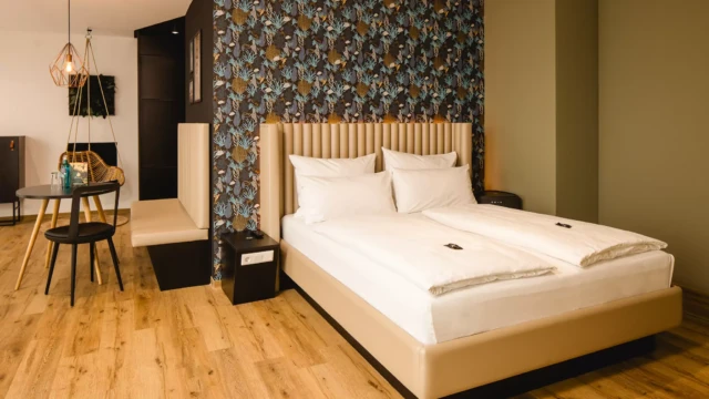 Doppelbett und Tapete in blau mit Muster