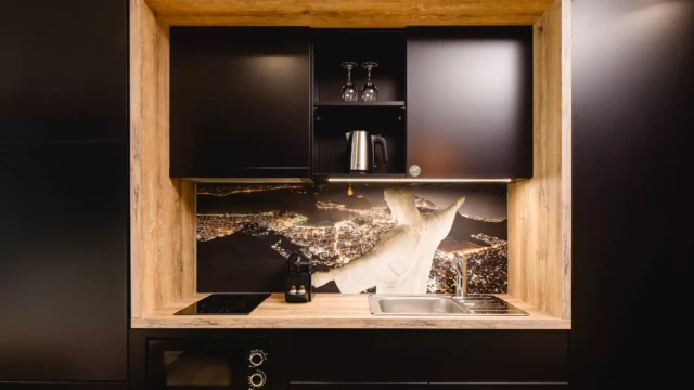 Küchenzeile in Schwarz mit Kaffeemaschine