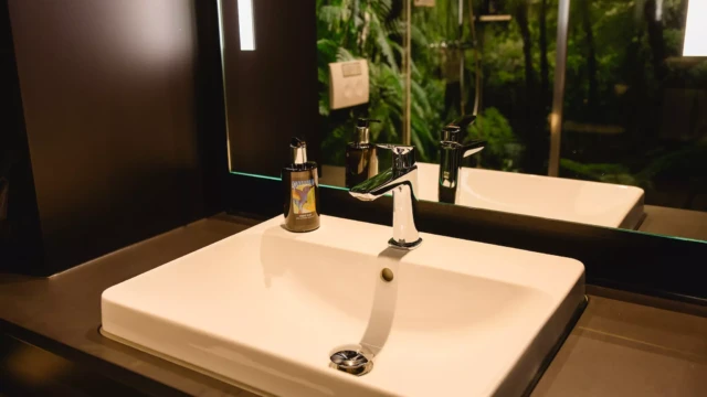 Waschbecken und großer Spiegel