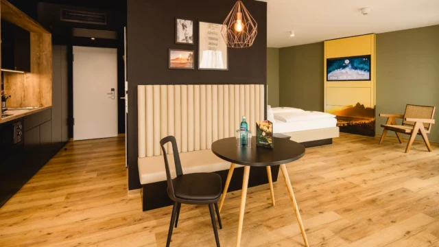 Sitzecke mit schwarzem Stuhl